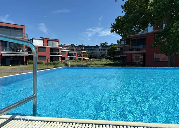 アパート With Pool In 55236